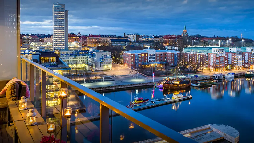 Balkongvy över ett bostadsområde vid en kanal