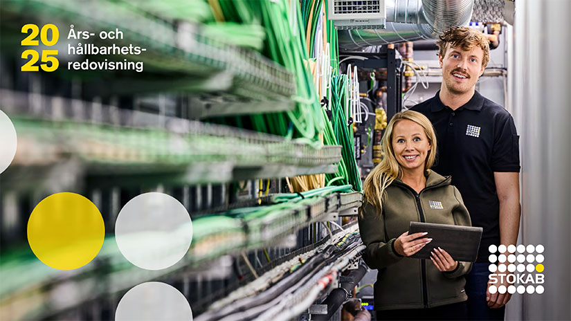 Kvinna med mobiltelefon i Stockholms innerstad