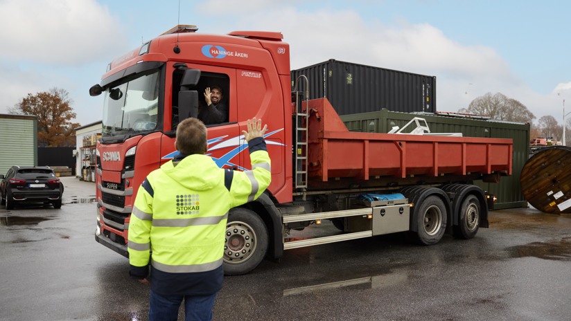 Lastbil hämtar container med material för återvinning