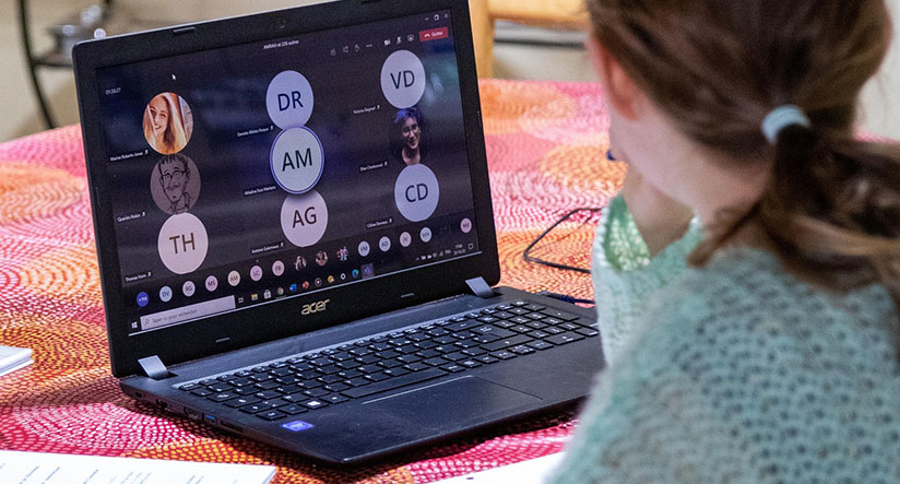 Kvinna deltar i ett digitalt möte hemifrån