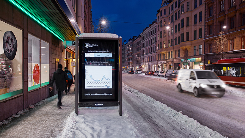 Bilden visar en digital informationsskylt som  visualiserar realtidsdata för luftkvaliteten på Hornsgatan