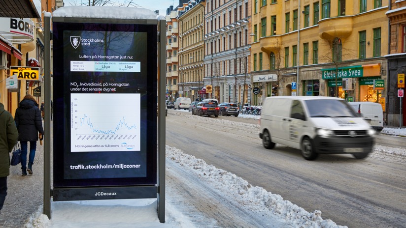 Information sign that visualizes real-time air quality data