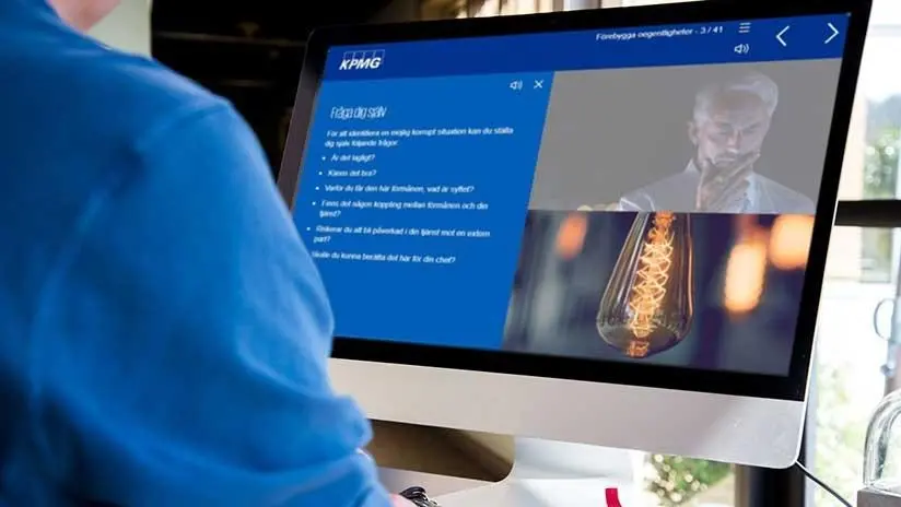 Person vid datorskärm genomför en digital utbildning