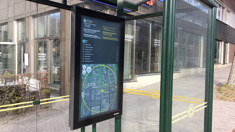 Busshållplats med digital informationstavla vid Urban ICT Arenas testbädd i Kista.