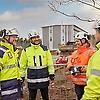 Projektörer i möte vid förläggningsplats