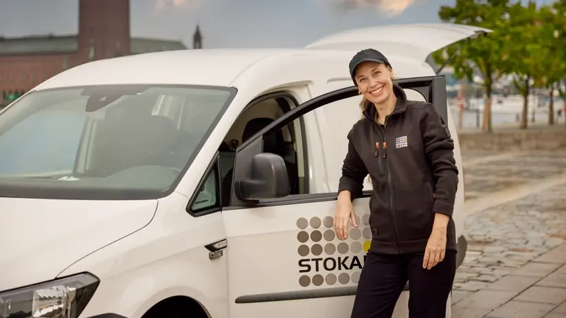 Kvinna som står vid Stokab-bil