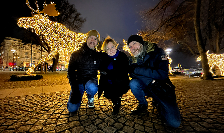 Björn, Maria och Marcus framför älgarna i Berzeli park