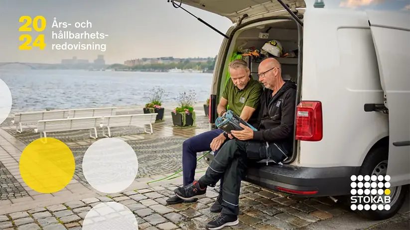 Kvinna med mobiltelefon i Stockholms innerstad
